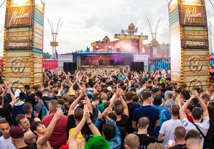 Festival podium van Malelions met publiek