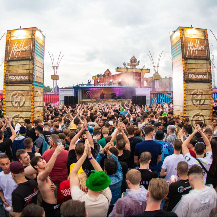 Festival podium van Malelions met publiek