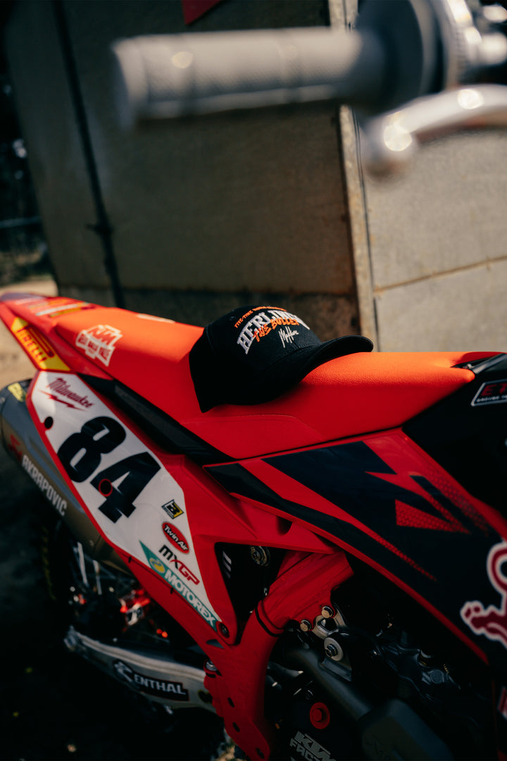 Jeffrey_Herlings_Bullet_Baseball_Cap_Black-Orange_Campagne_02.jpg