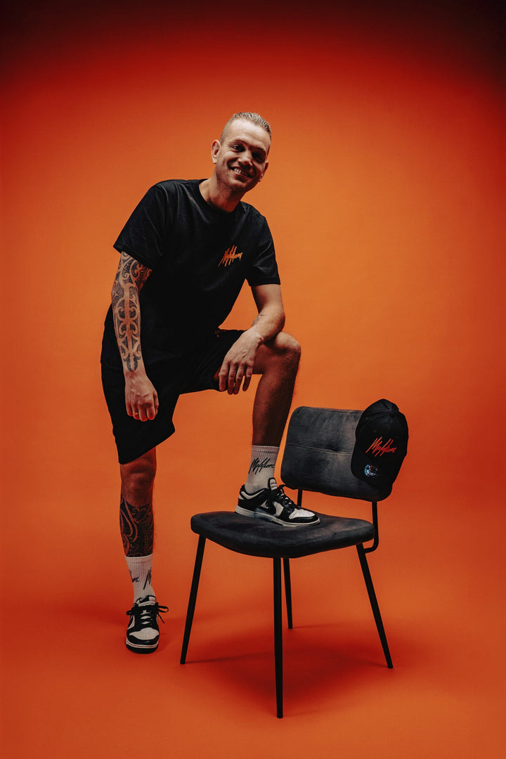 Chahid Charrak met Malelions zwart en oranje Koningsdag T-shirt