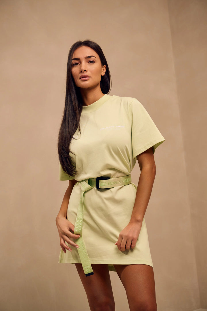 Vrouw met matcha Malelions jurk en riem
