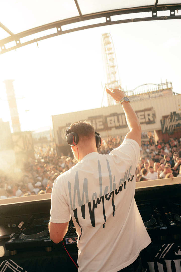 DJ op festival met Malelions T-shirt